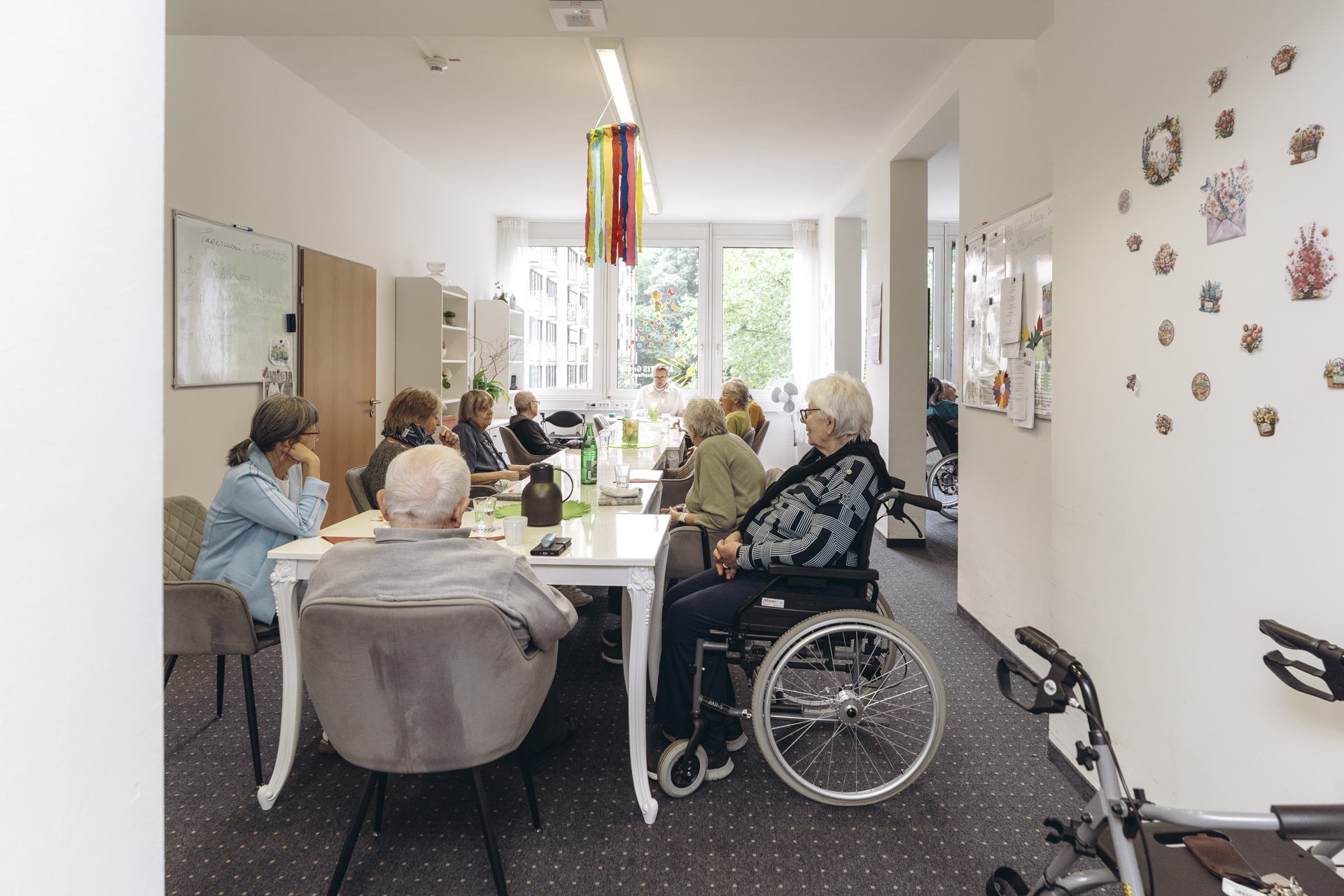 Tagespflege Aachen – Freundlicher Gemeinschaftsraum mit viel Tageslicht für gemeinsame Aktivitäten und Gespräch