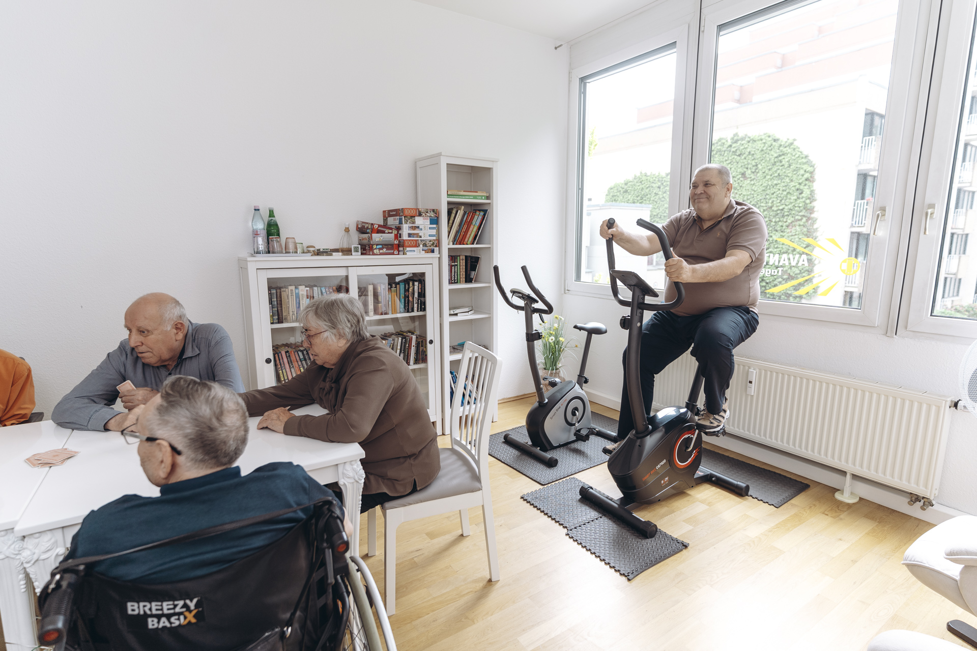 Freundlicher Raum für leichte Gymnastik, Mobilitätsübungen und Bewegungsangebote zur Förderung der Gesundheit